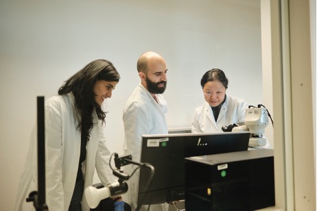 ▲磯野教授 研究室での一コマ